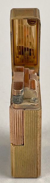 S.T DUPONT de Paris
Briquet en métal doré...