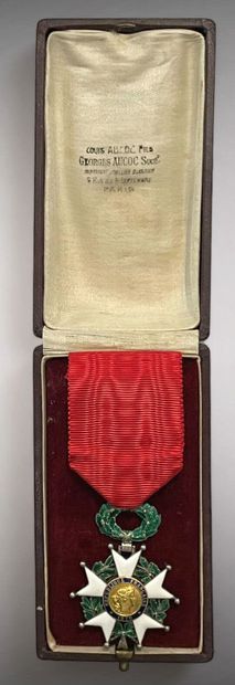 Quatre décorations :
- Légion d'honneur,...