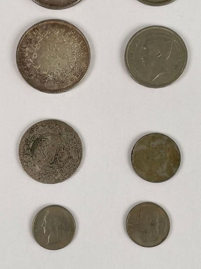 Lot de quatorze pièces, 50 F., 10 F., dirhams,...