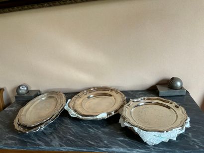 Lot de plats en métal argenté et inox, modèle...