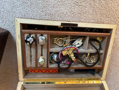 Lot de bijoux fantaisie, dans deux écrin...