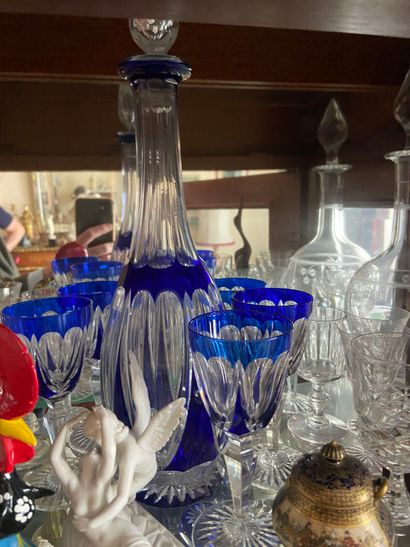 Partie de service de verres en cristal bleu...