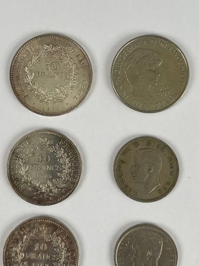 Lot de quatorze pièces, 50 F., 10 F., dirhams,...