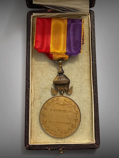 Quatre médailles : 
- Médaille de Bravoure,...