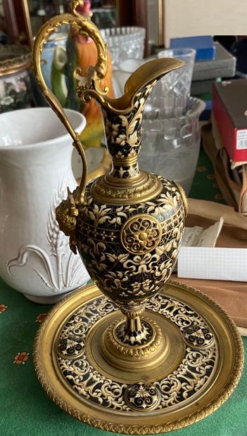 Attribuée à BARBEDIENNE
Aiguière en bronze...
