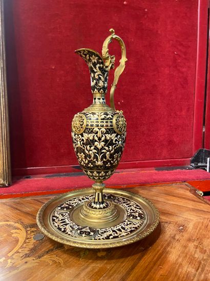 Attribuée à BARBEDIENNE
Aiguière en bronze...