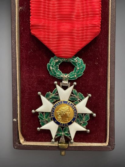 Quatre décorations :
- Légion d'honneur,...