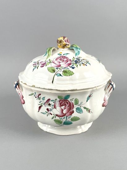 Soupière couverte en porcelaine reposant...