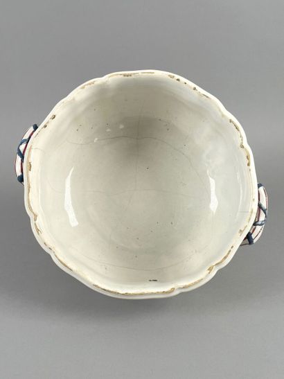 Soupière couverte en porcelaine reposant...
