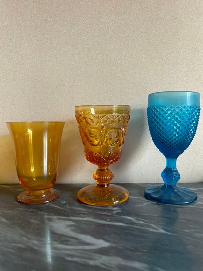 Réunion comprenant :
- Six verres à pieds...