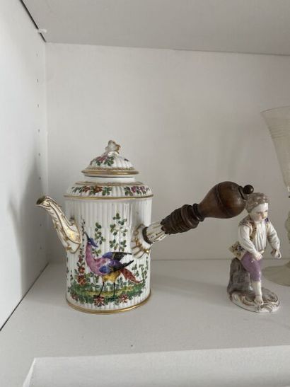 Verseuse en porcelaine à décor de volatiles,...
