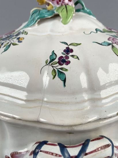 Soupière couverte en porcelaine reposant...