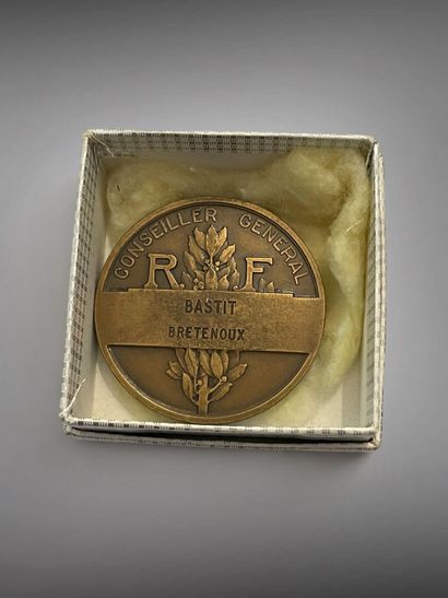 Quatre médailles : 
- Médaille de Bravoure,...