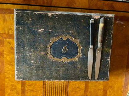 Coffret en bois peint renfermant un lot de...