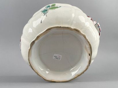 Soupière couverte en porcelaine reposant...