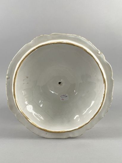Soupière couverte en porcelaine reposant...