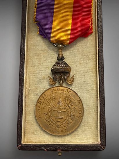 Quatre médailles : 
- Médaille de Bravoure,...