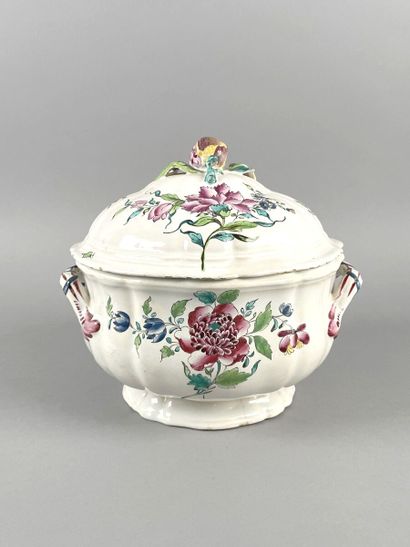 Soupière couverte en porcelaine reposant...
