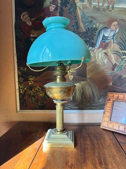 Pied de lampe en laiton, le fût cannelé,...