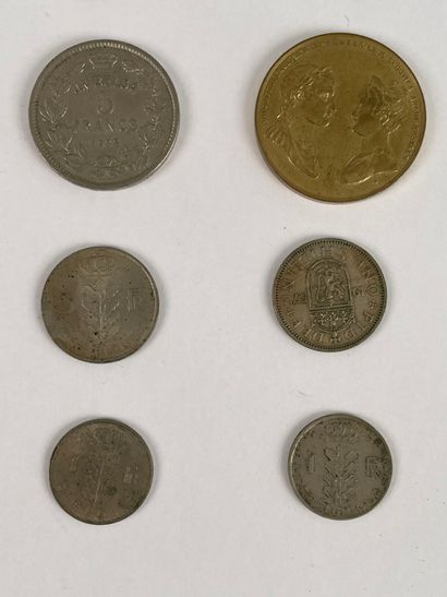 Lot de quatorze pièces, 50 F., 10 F., dirhams,...
