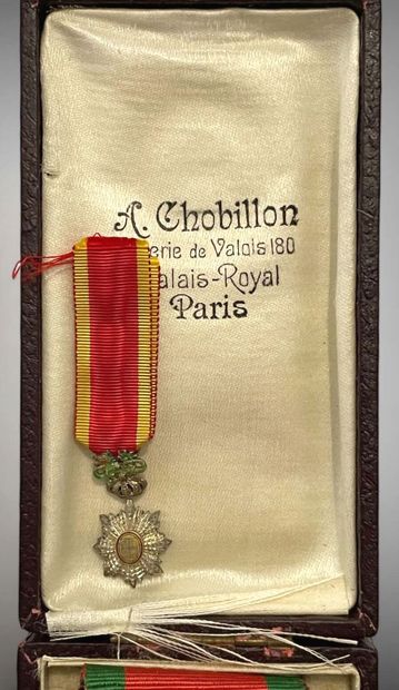 Quatre décorations :
- Légion d'honneur,...