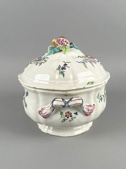 Soupière couverte en porcelaine reposant...