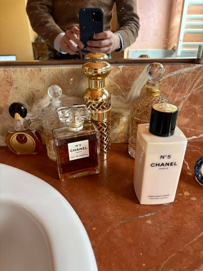 Lot de flacons de parfum usagés dont Chanel...