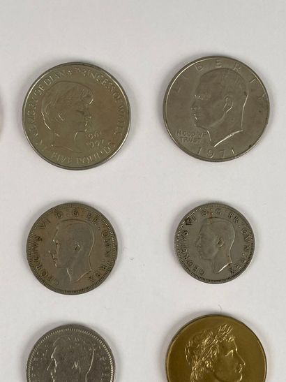 Lot de quatorze pièces, 50 F., 10 F., dirhams,...