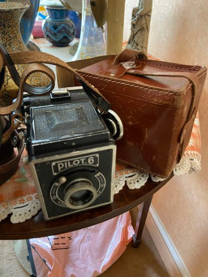 Lot d'appareils photographiques 
ON Y JOINT...