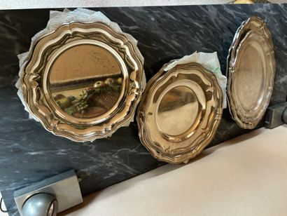 Lot de plats en métal argenté et inox, modèle...