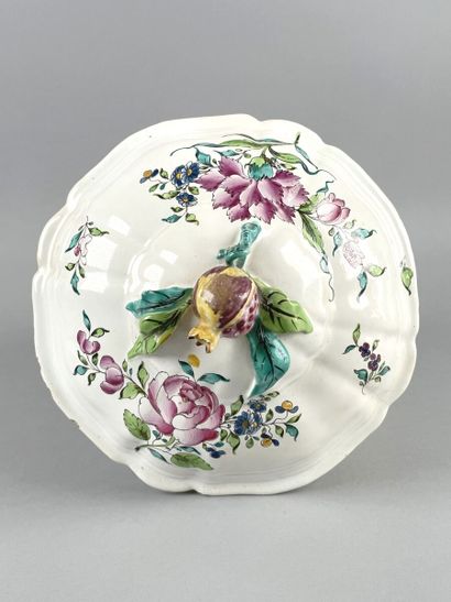 Soupière couverte en porcelaine reposant...
