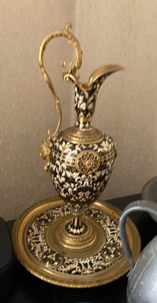 Attribuée à BARBEDIENNE
Aiguière en bronze...