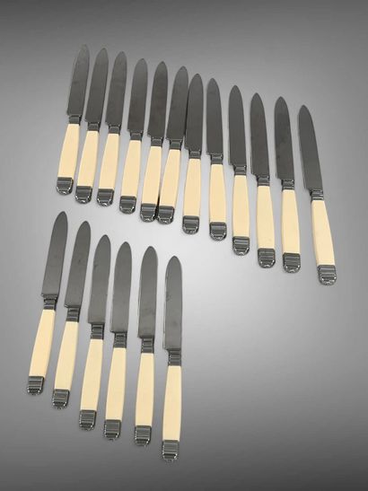 Partie de ménagère de couverts en métal