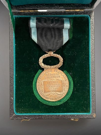 Quatre médailles : 
- Médaille de Bravoure,...