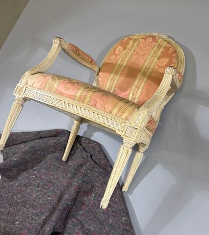 Fauteuil à dossier plat en médaillon, en...