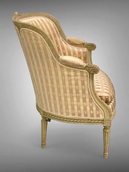 Bergère en bois laqué crème mouluré et sculpté...
