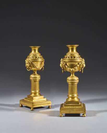Paire de flambeaux formant pot-pourri en...