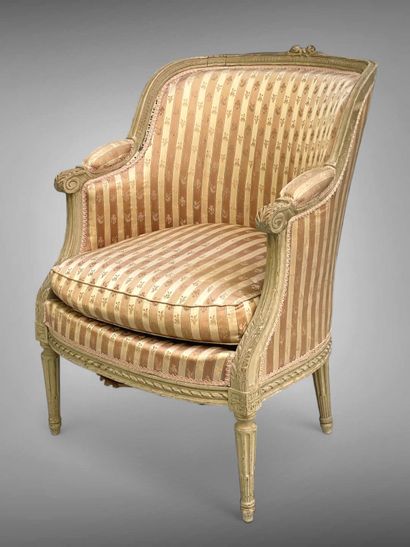 Bergère en bois laqué crème mouluré et sculpté...