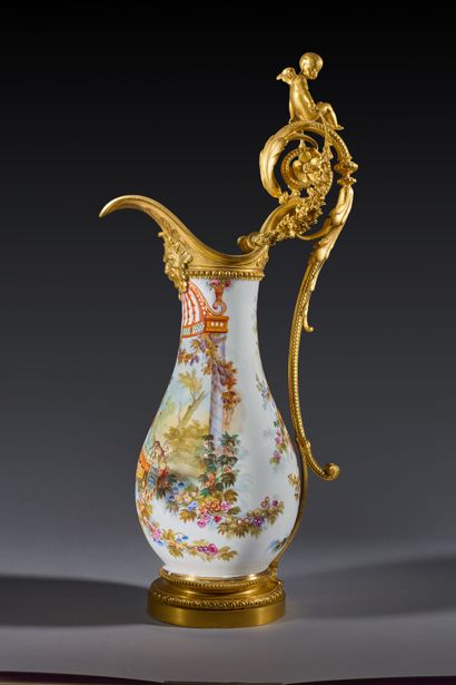 Grande aiguière de forme balustre en porcelaine...