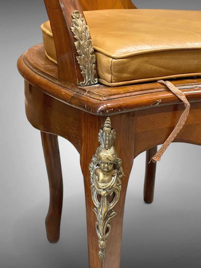Fauteuil de bureau en placage de satiné et...