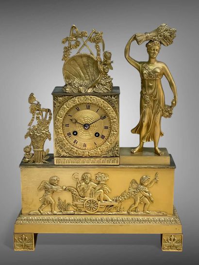 Pendule en bronze doré à décor de putti,...