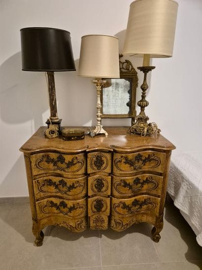 Commode en noyer mouluré et sculpté de forme...