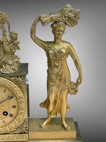 Pendule en bronze doré à décor de putti,...