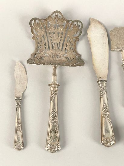 Ménagère en argent fourré comprenant : 
-...