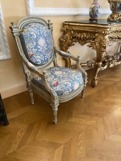 Suite de trois fauteuils à châssis en bois...