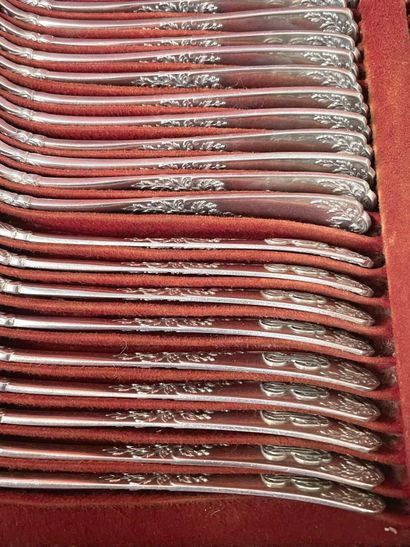 Ménagère en argent fourré comprenant : 
-...
