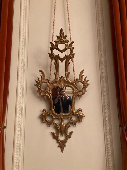 Paire de miroirs en bois doré à décor ajouré...