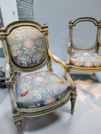 Suite de trois fauteuils à châssis en bois...