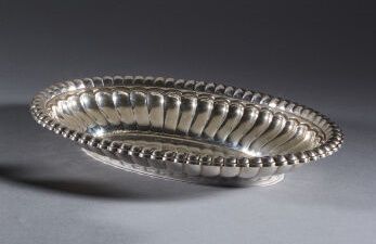 Plat creux de forme ovale en argent (915/1000),...