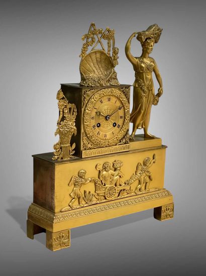 Pendule en bronze doré à décor de putti,...